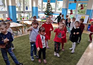 Dzieci biorą udział w zabawie muzyczno-ruchowej przy piosence